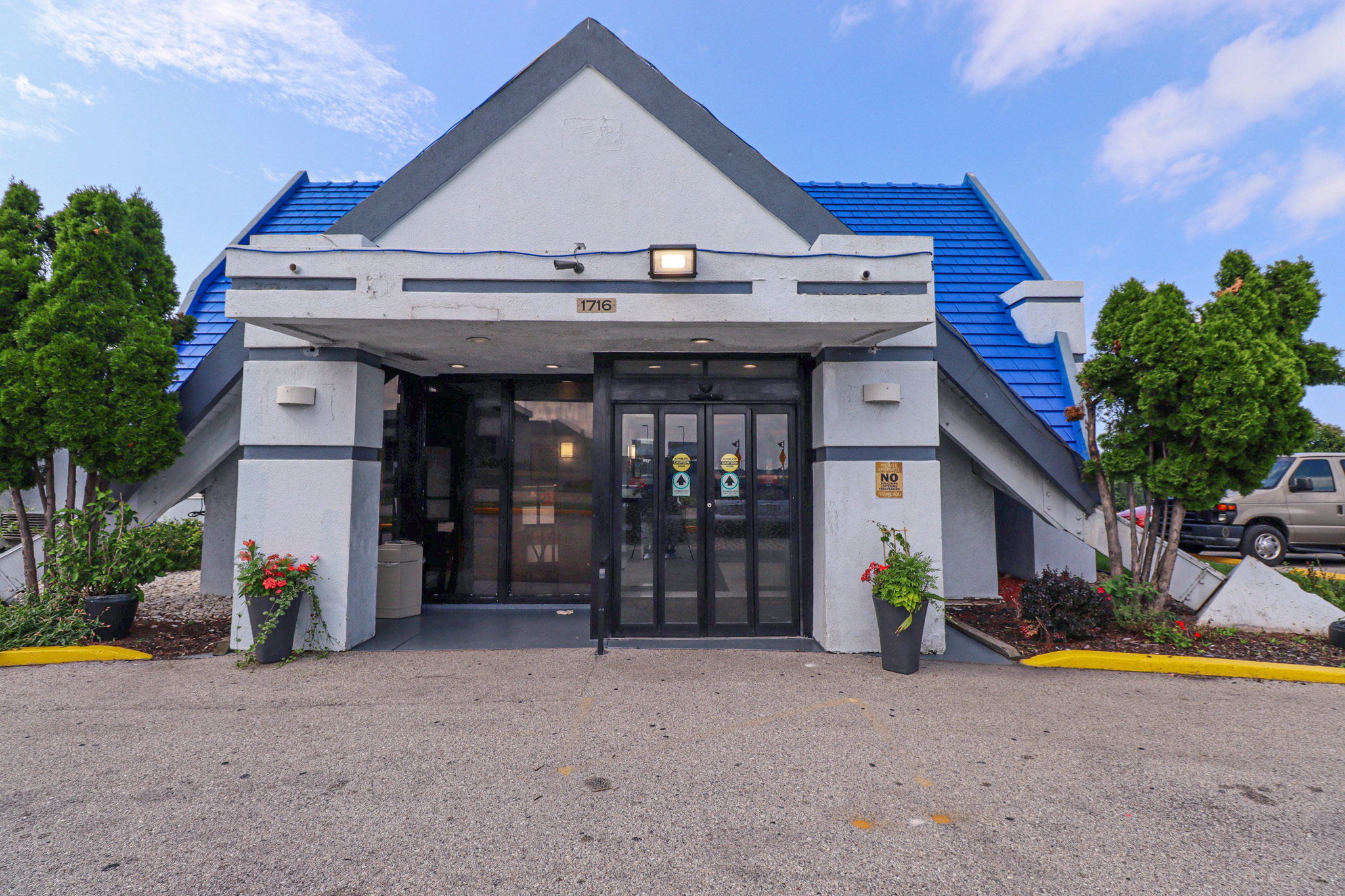 Travelodge by Wyndham Milwaukee entrance