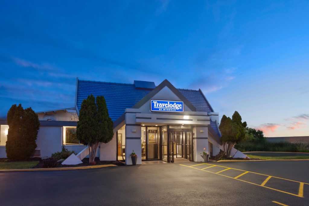 Front entrance of Travelodge by Wyndham Milwaukee at dusk